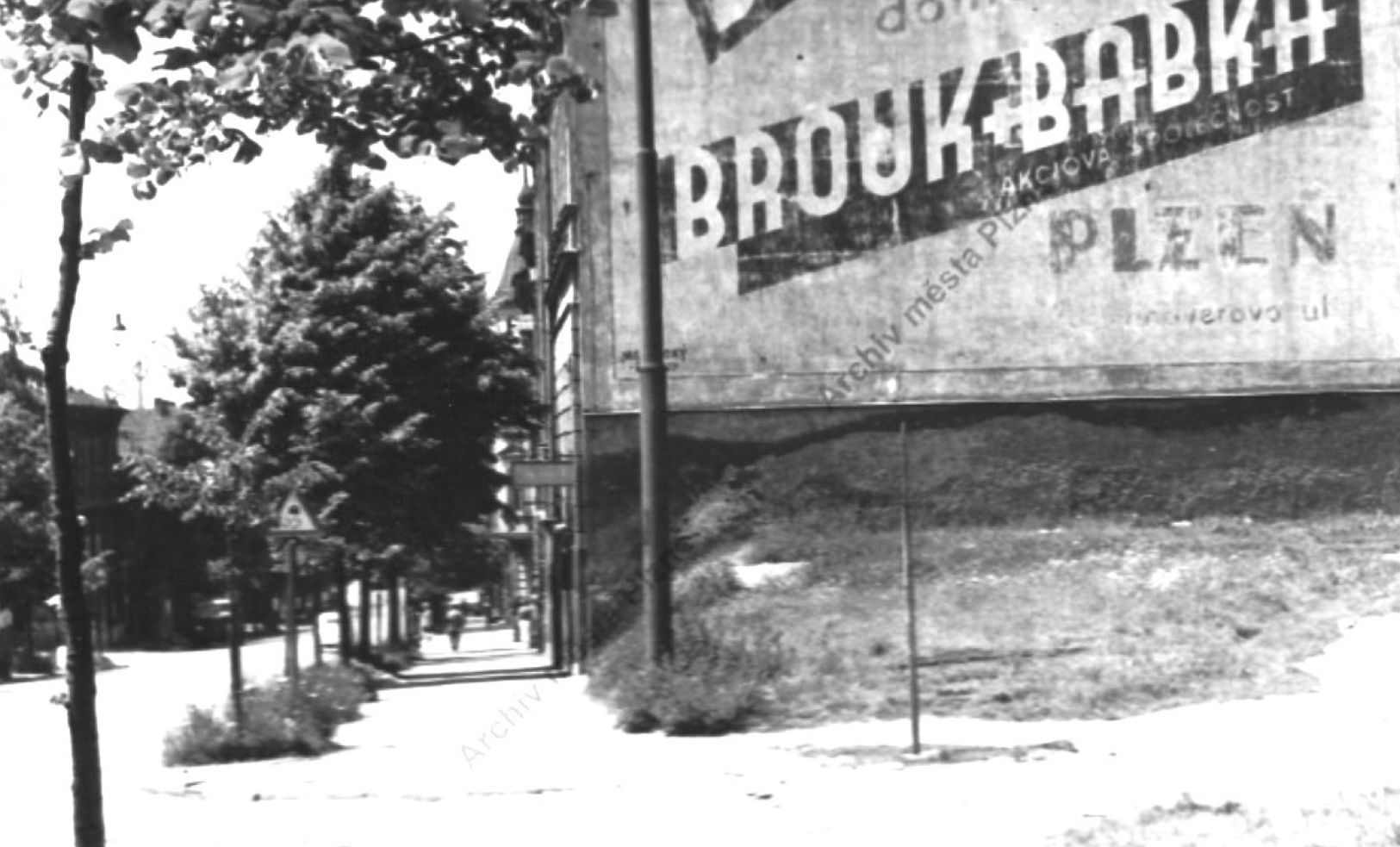 Reklama na OD Brouk a Babka (Plzeň, nedatováno), foto Martínek, Archiv města Plzně